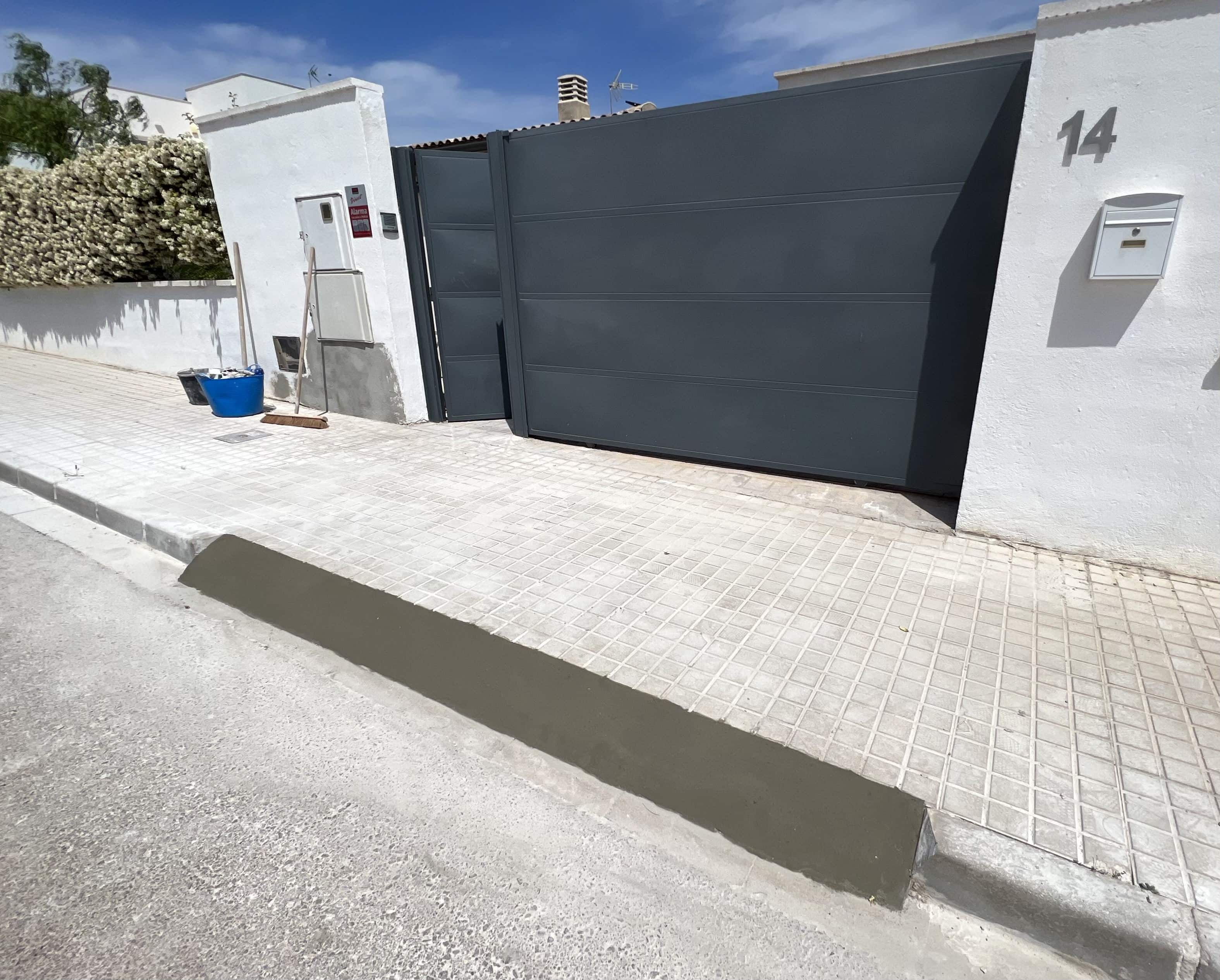 Entrada y muro exterior