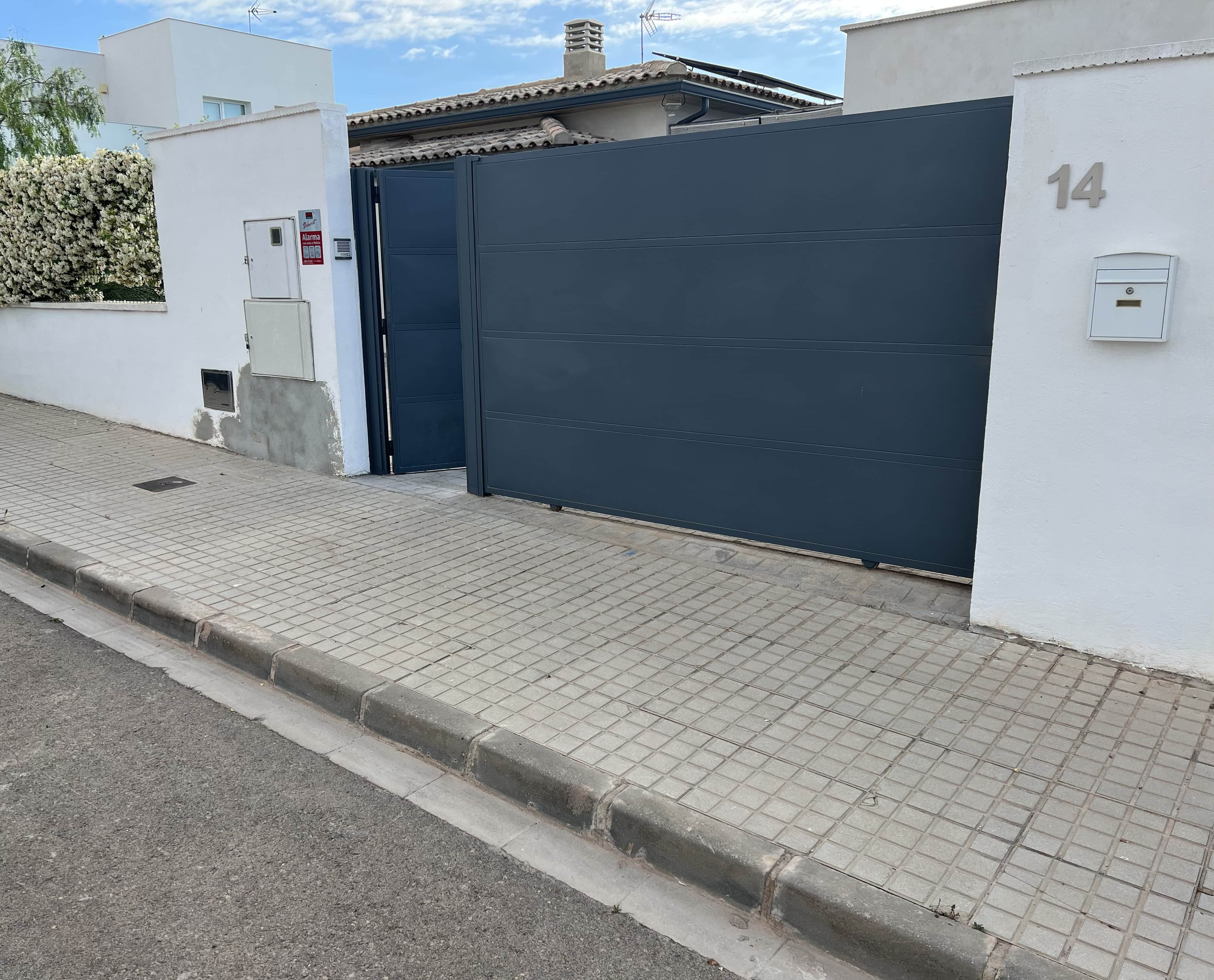 Entrada y muro exterior — 1